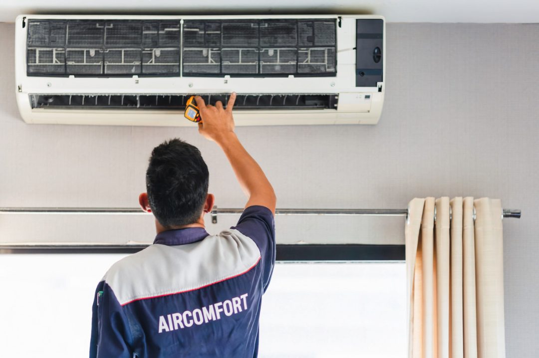 Técnico da AirComfort em serviço